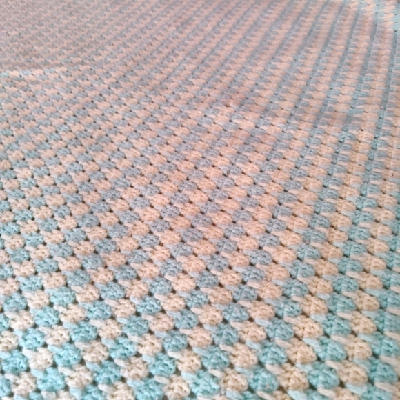 Vintage Afghan / Crochet Blanket / Butter Yellow & Mint Green - Picture 3 of 6